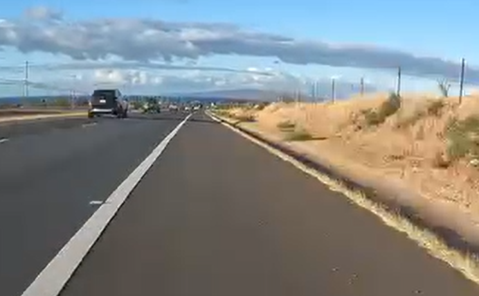 Photo of a Maui Highway shoulder